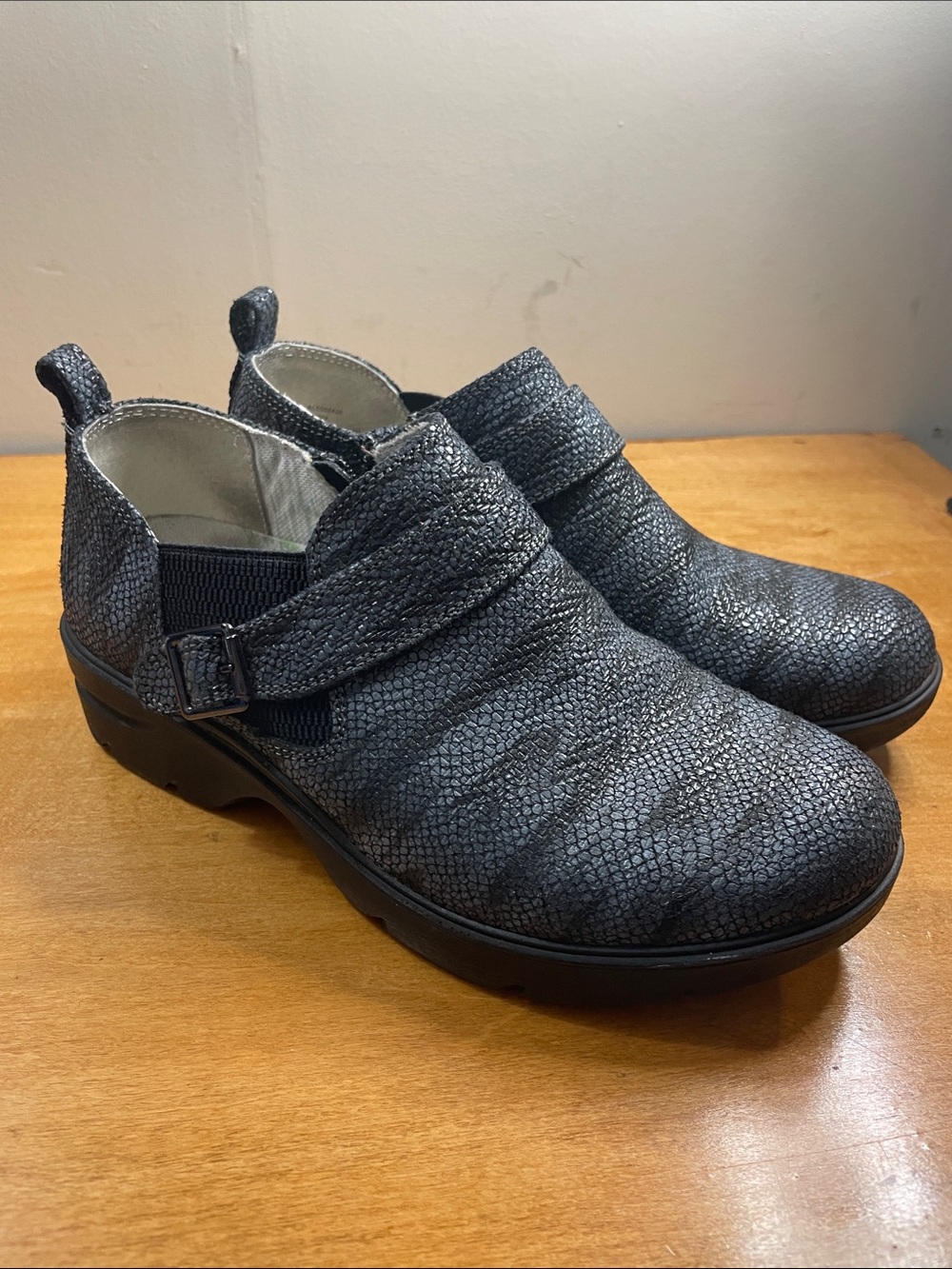 Women’s Textured Gray Slip-On Clogs with Adjustable Strap. Size 8W